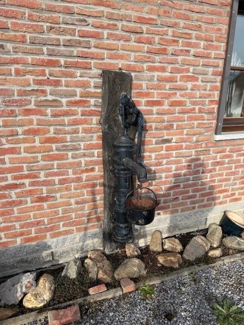 Ancienne pompe à eau en fonte + bac décoratif, Jardin & Terrasse, Pompes à eau, Utilisé, Manuelle, Enlèvement