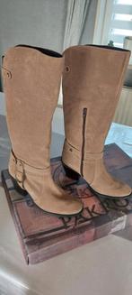 Bottes en daim beige p 38, Vêtements | Femmes, Comme neuf, Beige, Enlèvement ou Envoi