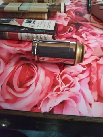 Vergrootglas buisje om prentje te bekijken  beschikbaar voor biedingen