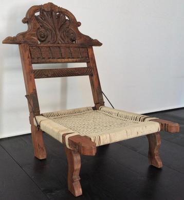 traditionele lage Indische Pidha klapstoel beschikbaar voor biedingen
