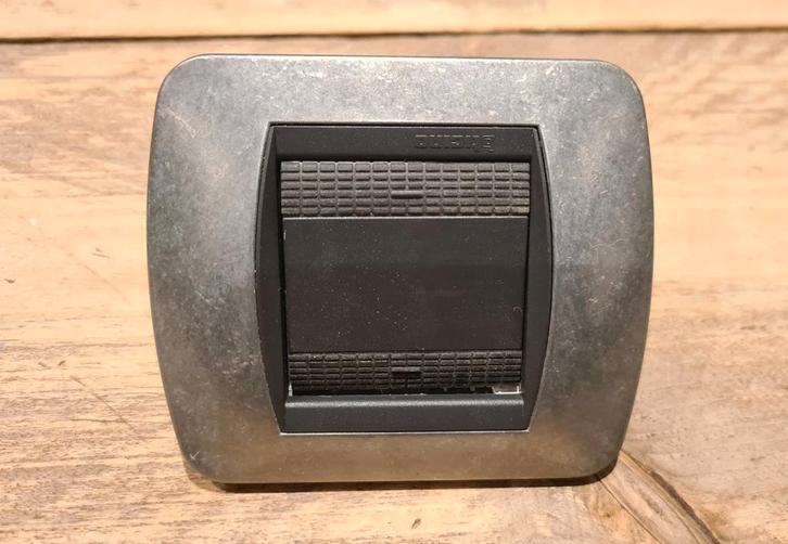 Bticino schakelaar / afdekplaat metaal antraciet, Doe-het-zelf en Bouw, Elektriciteit en Kabels, Gebruikt, Schakelaar, Ophalen of Verzenden