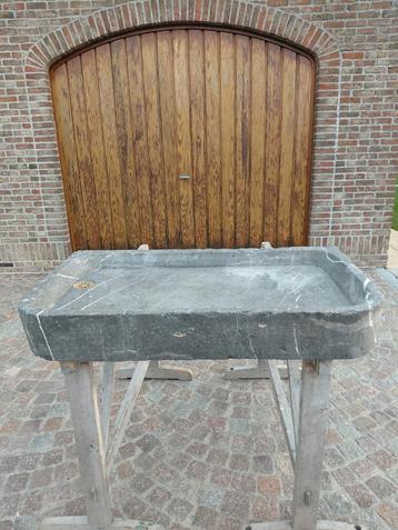 Begin 19de eeuwse gekapte gootsteen in arduin de l'avesnois beschikbaar voor biedingen