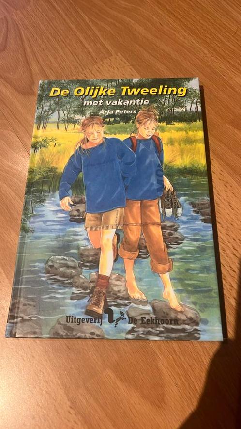 Arja Peters - De olijke tweeling met vakantie, Boeken, Kinderboeken | Jeugd | 10 tot 12 jaar, Zo goed als nieuw, Ophalen of Verzenden