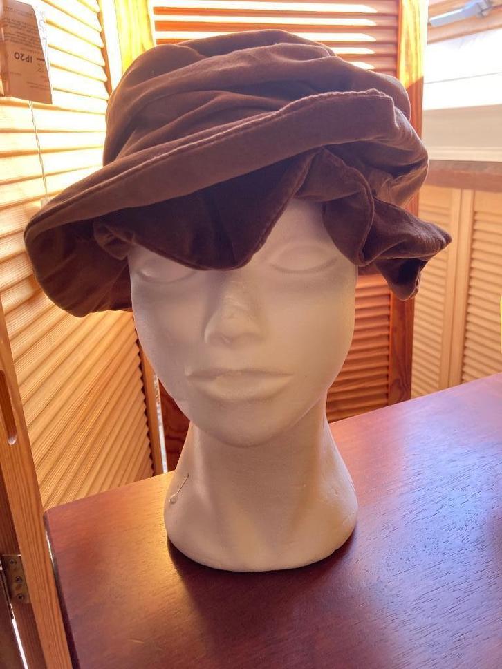 2 bruin fluwelen hoeden, Kleding | Dames, Hoeden en Petten, Zo goed als nieuw, Hoed, 56 of 57 cm (M, 7 of 7⅛ inch), Ophalen of Verzenden