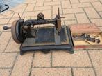 Antieke naaimachine. Één van de eerste modellen, Ophalen