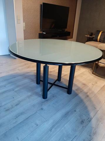 Ronde eettafel  beschikbaar voor biedingen