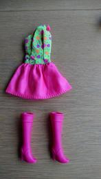 Robe de Barbie + bottes assorties, Collections, Poupées, Comme neuf, Enlèvement ou Envoi