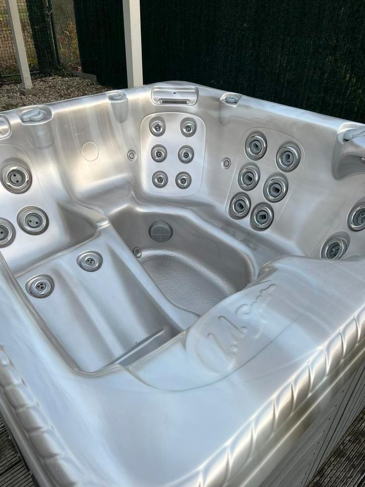 Bain à remous LA Spas, Jardin & Terrasse, Bains à remous et Spas, Comme neuf, Fixé, Couverture, Filtre, Pompe, Enlèvement