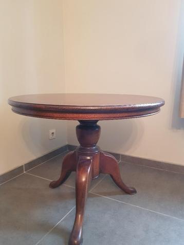 Thee tafel beschikbaar voor biedingen