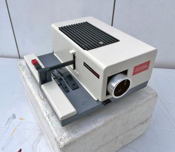 Handmatige vintage diaprojector beschikbaar voor biedingen