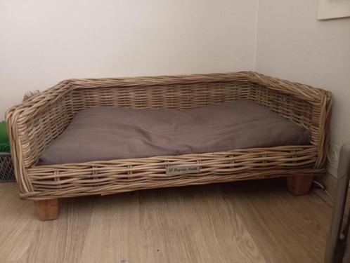 Hondenmand met kussen uit riet, Dieren en Toebehoren, Hondenmanden, Zo goed als nieuw, Riet, Ophalen