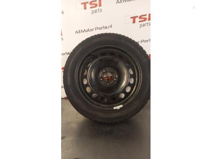 Velgen set + winterbanden van een Volkswagen Polo, Auto-onderdelen, Banden en Velgen, Personenwagen, Gebruikt, 3 maanden garantie