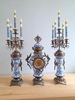 Delfts blauw schouwgarnituur en 2 bijpassende kandelaars, Antiek en Kunst, Antiek | Klokken, Ophalen of Verzenden