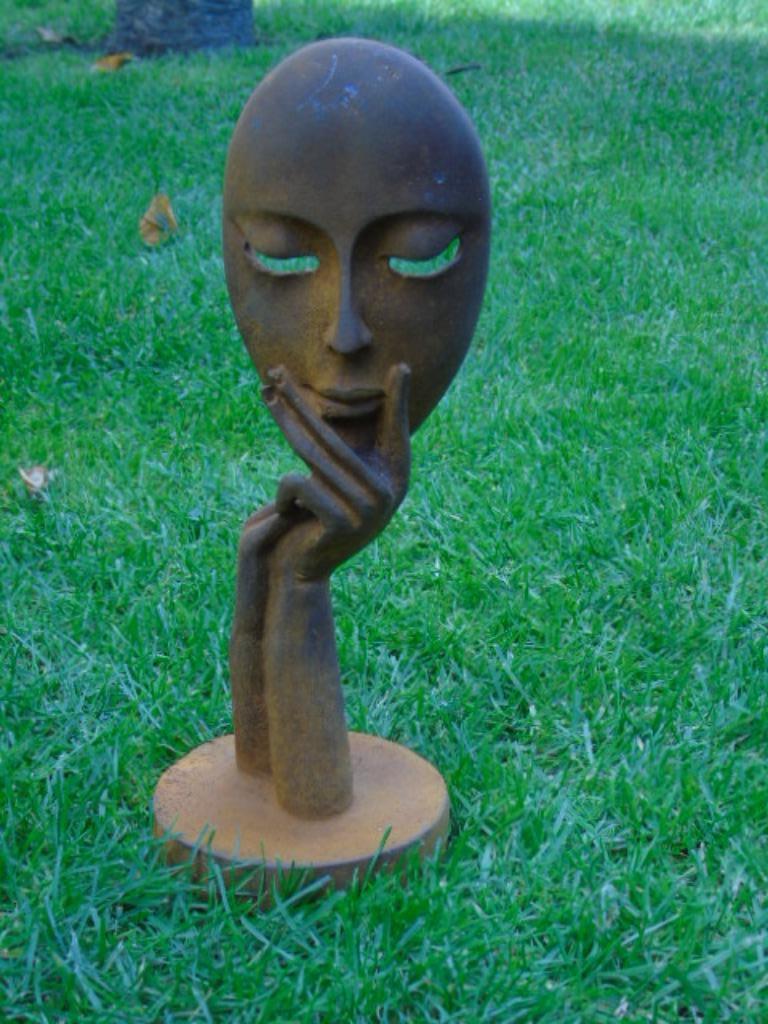 statue d un masque visage en main en fonte pat rouillé ..., Jardin & Terrasse, Statues de jardin, Enlèvement, Neuf, Métal, Abstrait