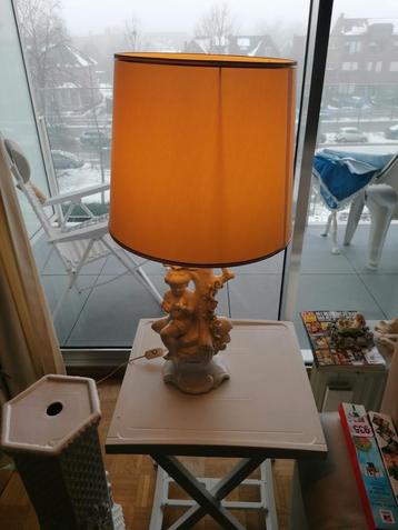 Lamp op sokkel beschikbaar voor biedingen