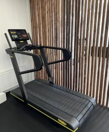 2x Technogym Skillrun Live 19 7000 Unity loopband treadmill beschikbaar voor biedingen