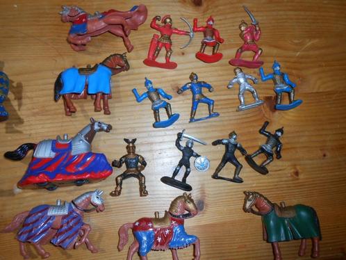 LOT figurines médiévales 11 soldats et 6 chevaux dépareillés, Enfants & Bébés, Jouets | Figurines, Comme neuf, Enlèvement