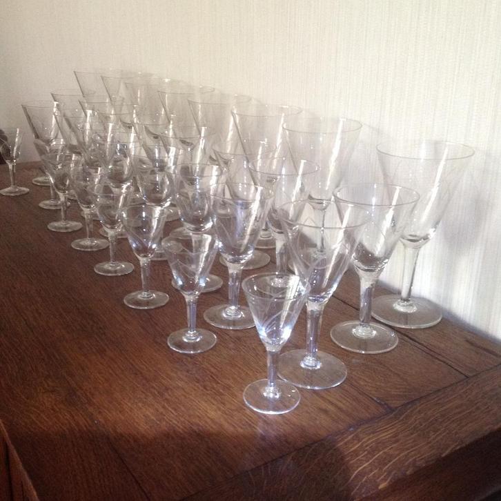 Een set van 32 antieke wijnglazen met gravering., Antiek en Kunst, Curiosa en Brocante, Ophalen