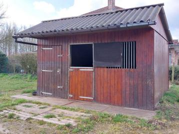 Stal voor op weide beschikbaar voor biedingen