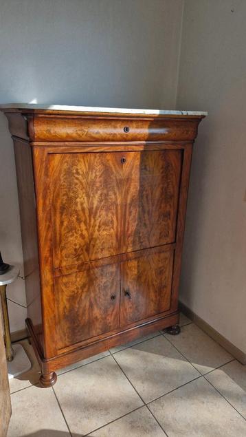 Louis-Philippe secretaresse met klep in mahoniefineer beschikbaar voor biedingen
