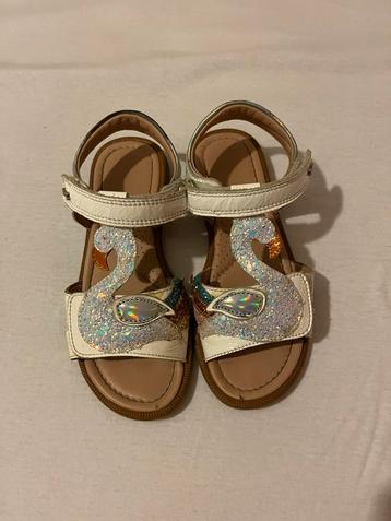 Sandalen maat 31, met zwaan. beschikbaar voor biedingen
