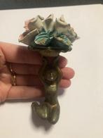bronzen beeldje met porseleinen rozen, Antiek en Kunst, Ophalen, Brons