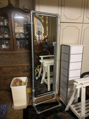 Miroir de prêt a porter 180cm disponible aux enchères