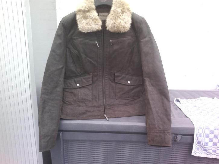 Korte bruine damesvest in daim.(Leder)., Kleding | Dames, Jasjes, Kostuums en Pakken, Zo goed als nieuw, Jasje, Maat 42/44 (L)