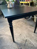 Nieuwe zwarte tafel met gedraaide poten, Ophalen