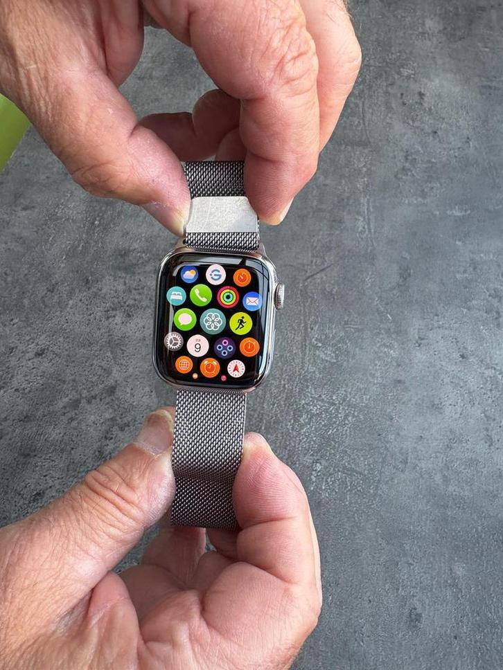 Apple Watch Series 8 (41 mm) GPS+4G, Handtassen en Accessoires, Smartwatches, Zo goed als nieuw, iOS, Zilver, GPS, Waterdicht
