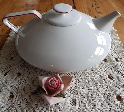 Moderne witte theepot, rood randje, Salt & Pepper, CIRCA, Huis en Inrichting, Keuken | Servies, Zo goed als nieuw, Overige typen