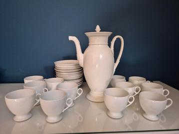 witte keramische koffieset beschikbaar voor biedingen