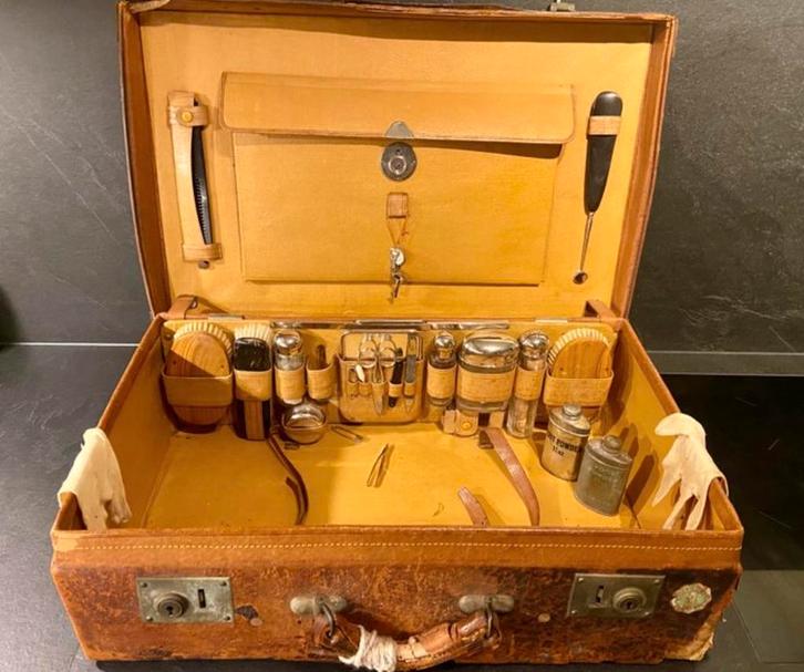 Oude lederen reiskoffer met toiletgerief jaren 1920-1930, Antiek en Kunst, Curiosa en Brocante, Ophalen