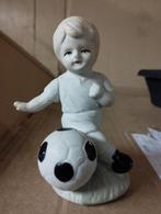 Een beeldje een jongen die voetbal kleur wit en zwart, Verzamelen, Zo goed als nieuw, Ophalen