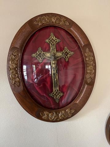 Bronzen crucifix in ovalen lijst eind 19e eeuw beschikbaar voor biedingen