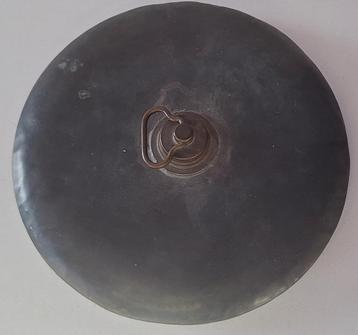 Très ancienne bouillotte ronde en métal  beschikbaar voor biedingen