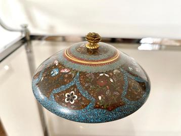 Oude kleine cloisonne-theepot met deksel op poten beschikbaar voor biedingen