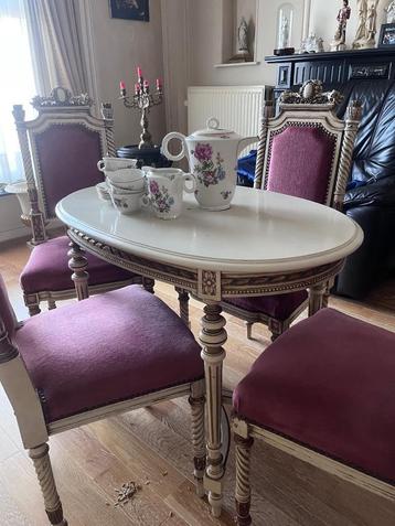 Antieke tafel met 4 stoelen beschikbaar voor biedingen