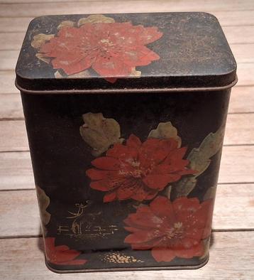 oude blikken doos met hibiscussen beschikbaar voor biedingen