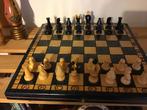 Mooi schaakspel, houten vouwbord en houten schaakstukken., Enlèvement ou Envoi