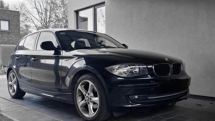 BMW 116i van 4/2010 - benzine, Auto's, BMW, Particulier, 1 Reeks, Benzine, 5 deurs, Handgeschakeld, Zwart, Ophalen