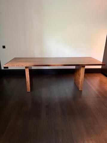 Tafel / bureau beschikbaar voor biedingen