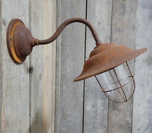Roestige buitenlamp stallamp van cortenstaal landelijk, Antiek en Kunst, Antiek | Verlichting, Ophalen of Verzenden