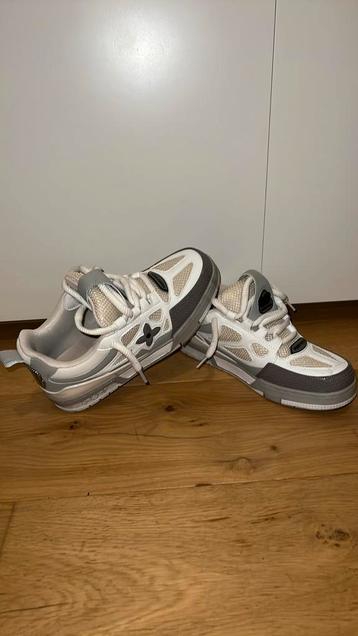 LV skate Wit-grijs beschikbaar voor biedingen