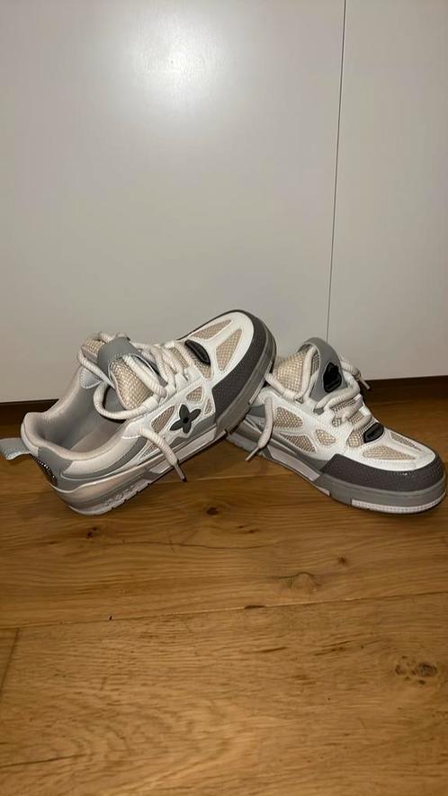 LV skate Wit-grijs, Kleding | Heren, Schoenen, Zo goed als nieuw, Sneakers, Wit, Ophalen of Verzenden
