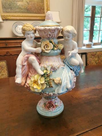 Capodimonte rococo stijl vaas tafelstuk beschikbaar voor biedingen