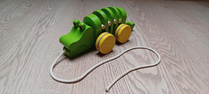 Houten trekfiguur dansende krokodil - Plan Toys, Enfants & Bébés, Jouets | Jouets en bois, Comme neuf, Jouet à Pousser ou Tirer