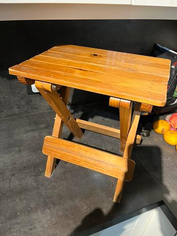 Opklapbaar houten tafeltje  beschikbaar voor biedingen