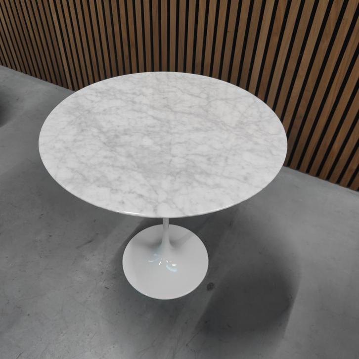 Knoll Saarinen Low Table - Bijzettafel Statuarietto 51cm, Antiek en Kunst, Antiek | Meubels | Tafels, Ophalen of Verzenden