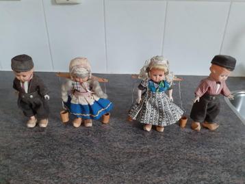 Antieke poppetjes in Nederlandse klederdracht beschikbaar voor biedingen